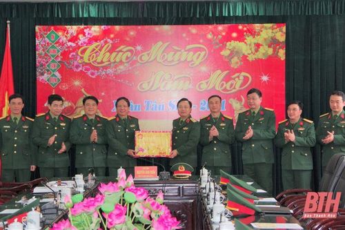 Phó Tư lệnh Quân khu 4 chúc tết tại Thanh Hóa