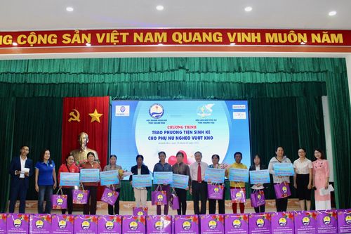 'Tết yêu thương' đến với phụ nữ nghèo