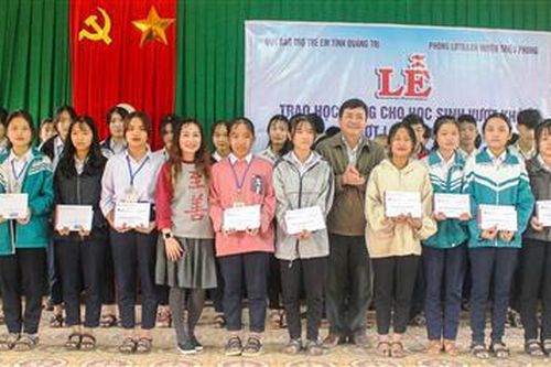 Zhishan Foundation awards scholarships to poor students overcoming difficulties