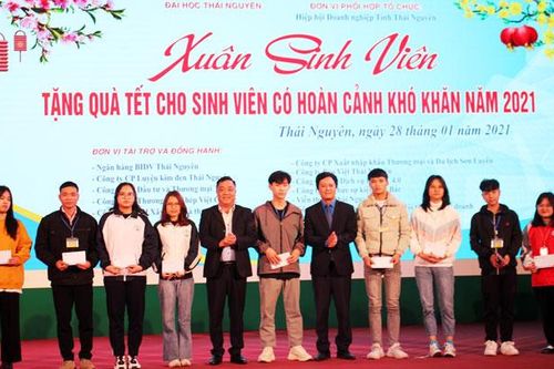 Hỗ trợ trên 100 triệu đồng cho sinh viên hoàn cảnh khó khăn