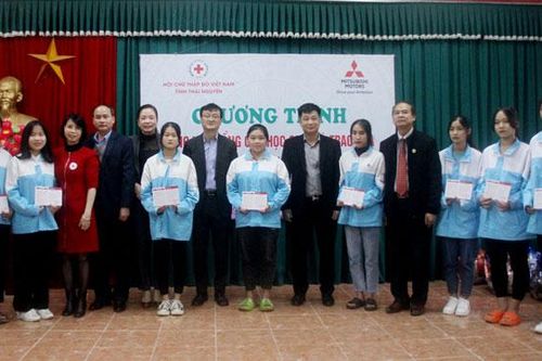 Trao tặng học bổng cho học sinh, sinh viên có hoàn cảnh khó khăn