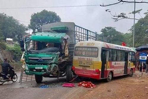 Xe tải va chạm xe buýt, nhiều người bị thương