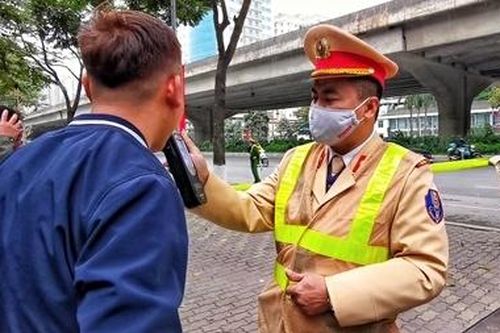 Vi phạm nồng độ cồn kịch khung, tài xế 'khoe' nhậu từ sáng