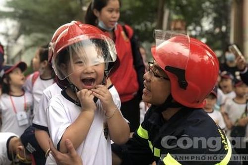Hàng trăm thiếu nhi trải nghiệm 'Một ngày làm lính cứu hỏa'