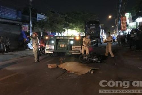 Trượt bánh xe ngã ra đường, người mặc đồ Grab bị container cán chết