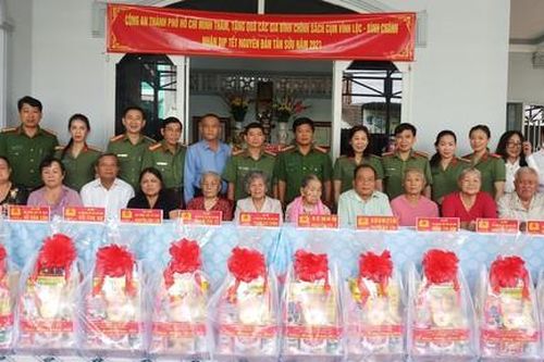 Lãnh đạo Công an TPHCM thăm, tặng quà Tết gia đình chính sách