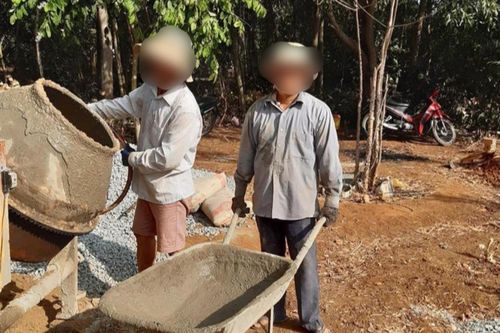 Cận Tết Nguyên đán, giáo viên tranh thủ bán xôi, đi giao hàng để tăng thu nhập