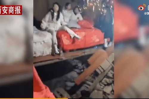 Bị nhà gái 'gây khó dễ', đoàn rước dâu nhà trai làm sập nhà cô dâu