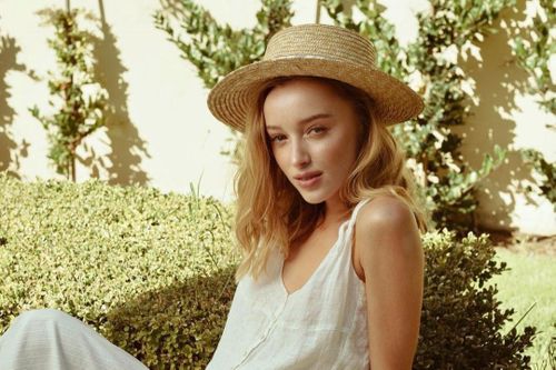 Gu ăn mặc ngoài đời của nữ chính phim 'Bridgerton'