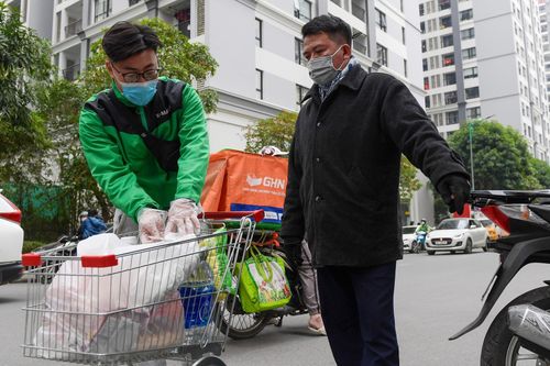 Cảnh phong tỏa, tiếp tế hàng hóa ở Times City