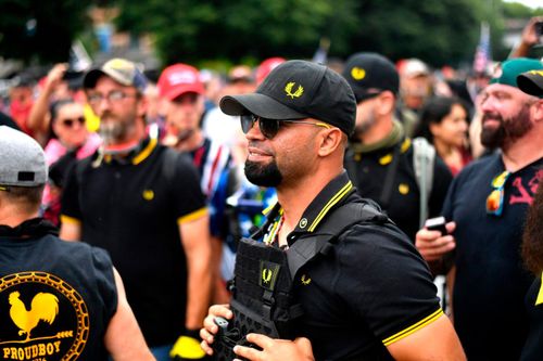 Thủ lĩnh nhóm cực hữu Proud Boys là người chỉ điểm của FBI