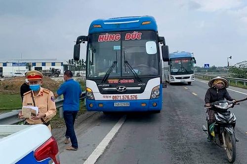 Tạm giữ ôtô, truy vết 50 hành khách trở về từ vùng dịch