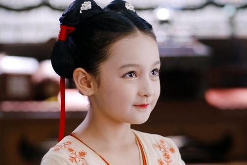 Diễn viên nhí đóng phim cổ trang cùng Cổ Lực Na Trát