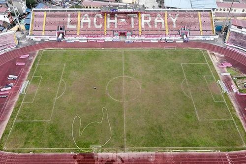 'Nóng' chuyện cái sân V-League