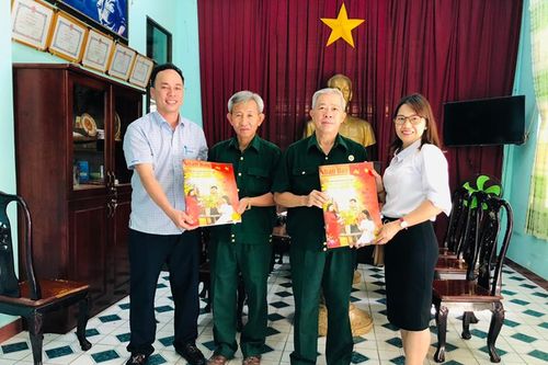 Trao tặng báo Xuân Nhân Dân Tân Sửu tại Đồng Nai