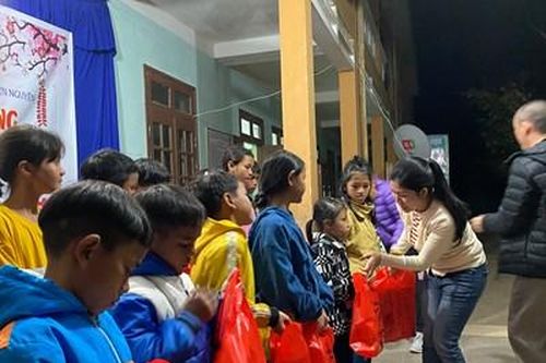 Lưu học sinh Việt Nam tại Trung Quốc trao quà tết tặng học sinh Nam Trà My