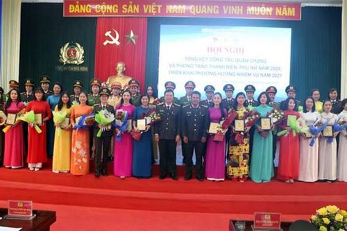 Duyên dáng áo dài – Phụ nữ Công an Đắk Nông