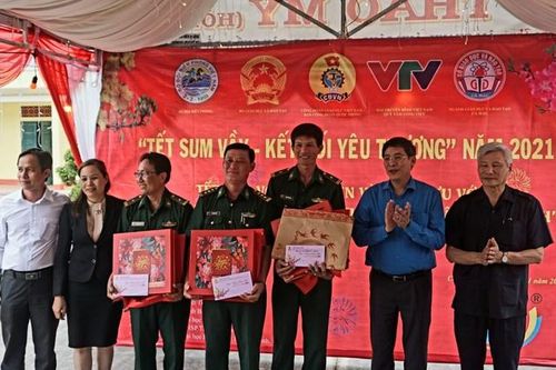 Mang Tết sớm đến những thầy giáo quân hàm xanh