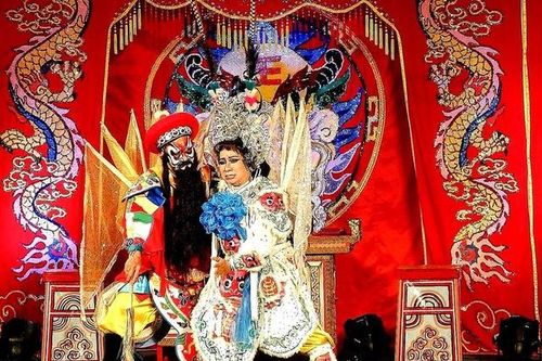 Thay áo mới cho hát bội