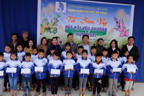 Công đoàn ĐH Đà Nẵng: Tặng quà 'Tết sum vầy – Kết nối yêu thương' tại Quảng Bình