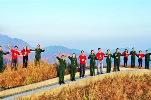 Đỏ sắc cờ trên biên cương xanh