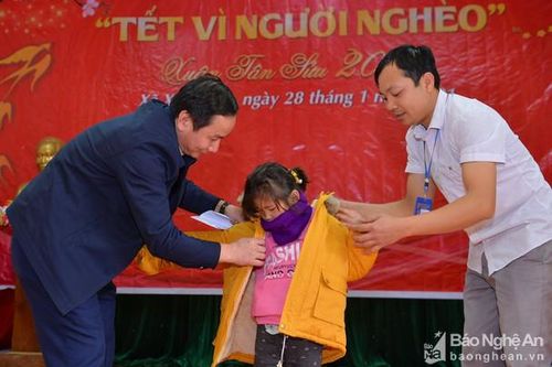 Báo Nghệ An tặng quà Tết người nghèo xã Xiêng My, huyện Tương Dương