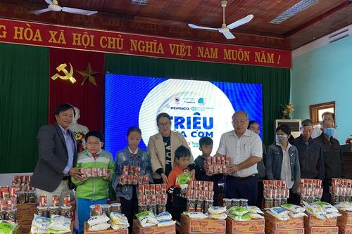 Tết ấm no với 'triệu bữa cơm' hỗ trợ trẻ em chịu ảnh hưởng lũ lụt