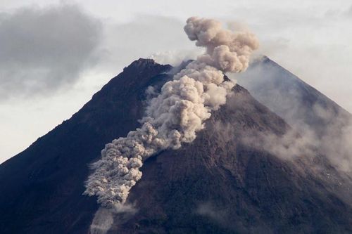 Núi lửa Merapi phun trào, tạo ra dòng sông dung nham kinh khủng thế nào?