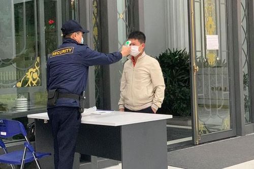 Chung cư, văn phòng ở Hà Nội tái triển khai đo thân nhiệt phòng COVID-19