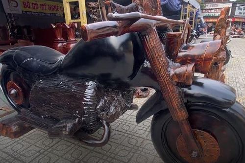 Mô hình xe Harley Davidson bằng gỗ sao nặng gần 1 tấn ở TP.HCM