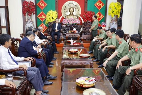 Tòa Giám mục Long Xuyên thăm và chúc Tết Công an TP Cần Thơ