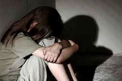 Bé gái 12 tuổi cho 2 thanh niên ăn 'trái cấm'