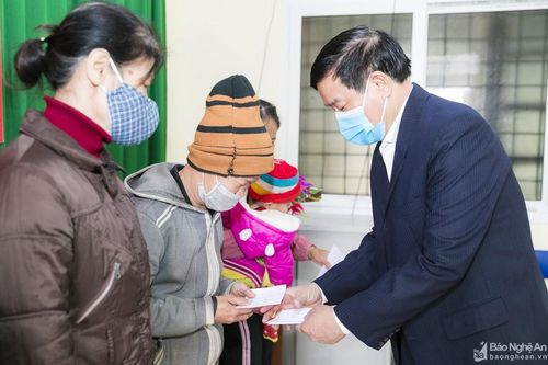Sở Giáo dục và Đào tạo và Sacombank tặng quà Tết cho các hộ nghèo