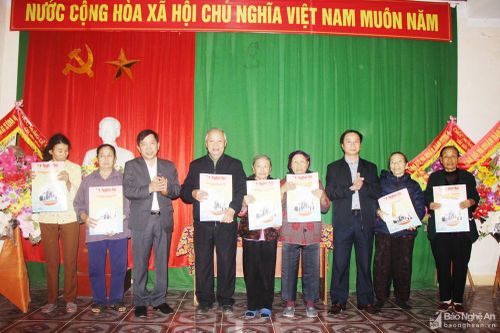 Báo Nghệ An và Bưu điện tỉnh trao quà Tết cho người nghèo ở Hưng Nguyên