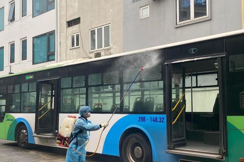 Xe buýt Hà Nội phun khử khuẩn để phòng chống dịch COVID-19