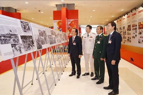 Trưng bày ảnh của TTXVN thu hút sự quan tâm của các đại biểu dự Đại hội XIII