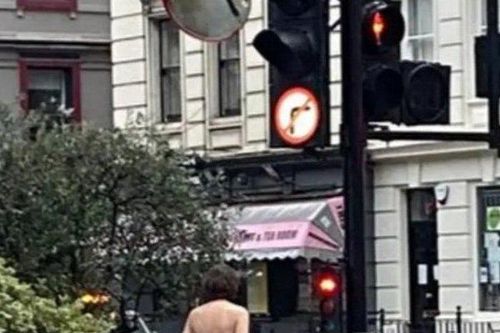 Lý do kỳ quặc sau việc người đàn ông khỏa thân dạo phố ở London