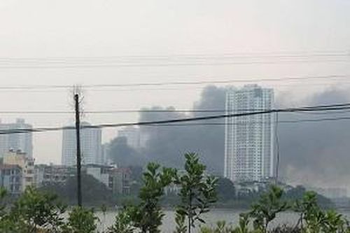 Cháy lớn ở gần chợ Xanh Linh Đàm
