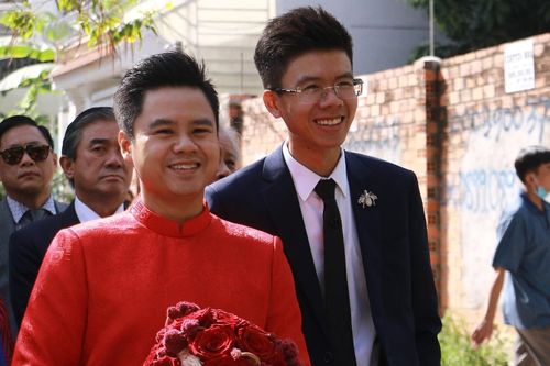 Rich kid Phan Hoàng xuất hiện lẻ loi trong ngày cưới anh trai