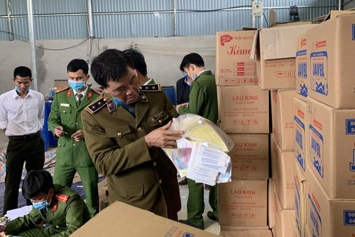 Thanh Hóa: Phát hiện cơ sở sản xuất nước giặt, nước tẩy rửa giả mạo D-nee, Javel