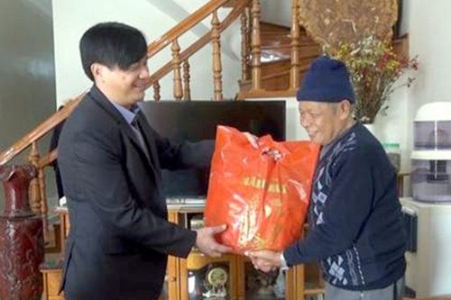Lãnh đạo huyện Tuần Giáo thăm, tặng quà tết các đồng chí nguyên lãnh đạo huyện