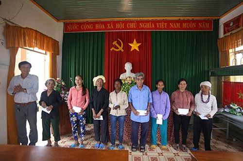 Tặng 615 suất quà Tết cho các hộ nghèo người đồng bào dân tộc thiểu số, gia đình chính sách