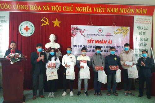 Trao 45 suất quà tết cho sinh viên khó khăn thuộc 7 trường đại học, cao đẳng