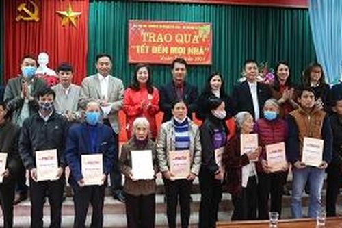Trao quà 'Tết đến mọi nhà' tại huyện Phù Ninh