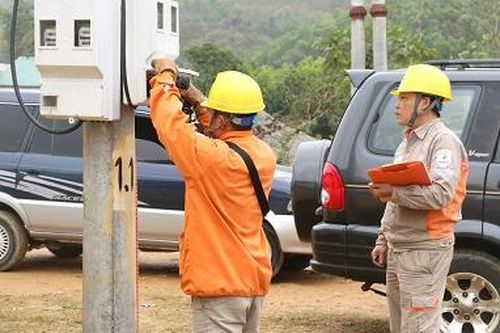 Nghiệm thu, đóng điện công trình điện lưới xã Thu Cúc, huyện Tân Sơn