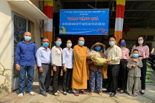 Chùa Đồng Tâm, tịnh xá Ngọc Hiệp tặng quà tết