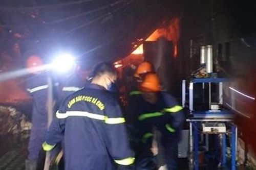 Dập tắt đám cháy nhà kho ở Mỹ Tho