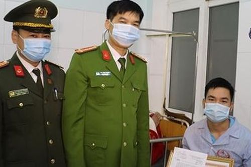 Thứ Trưởng Bộ Công an gửi thư khen Công an xã bị thương khi làm nhiệm vụ chữa cháy