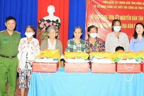 Công an tỉnh Đồng Nai trao tặng quà Tết cho người nghèo