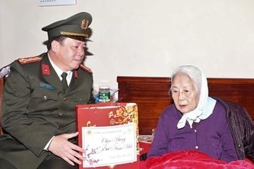 Công an tỉnh Hà Nam thăm, tặng quà Tết gia đình chính sách